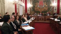 El pleno de Alicante condena el "abuso de poder" de Echávarri pero la cuñada de Barcala no será readmitida