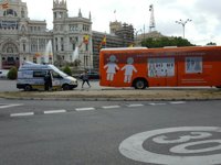 La Policía Municipal multa al nuevo autobús de HazteOír a su paso por Cibeles