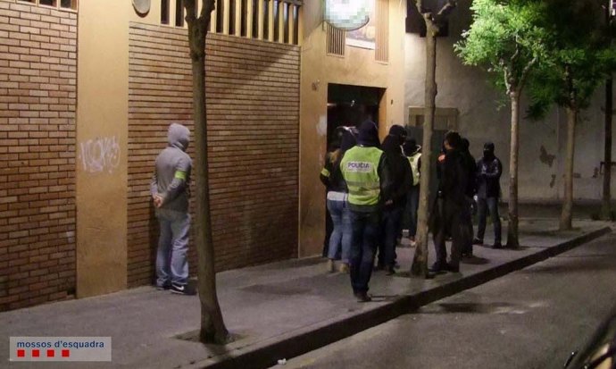 Tres detinguts a Tarragona per retenir a un home i amenaçar-lo amb un arma