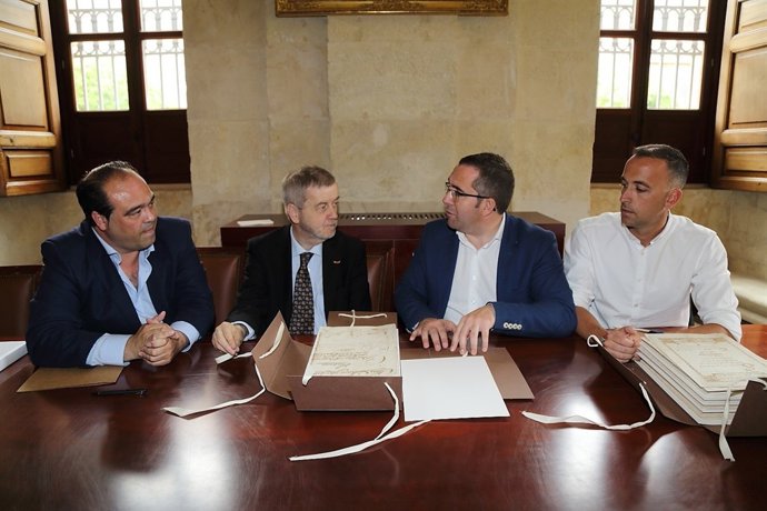 Entrega de los libros.