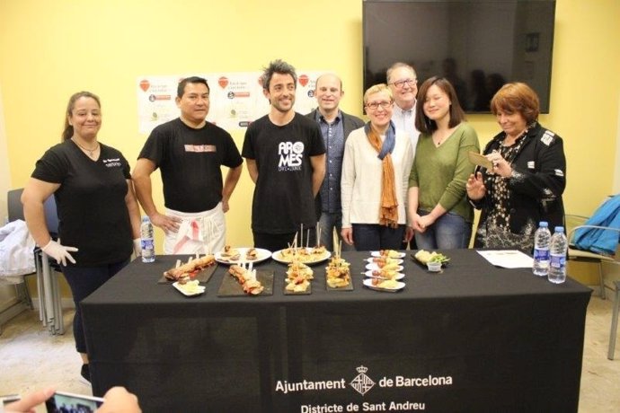 La regidora  Carme Andrés amb participants d''Atrapa la Tapa'