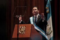 El presidente de Guatemala abandona un acto por problemas de salud
