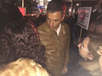 Víctimas de Angrois abordan a Pedro Sánchez en Santiago y le reclaman un sí a la comisión de investigación