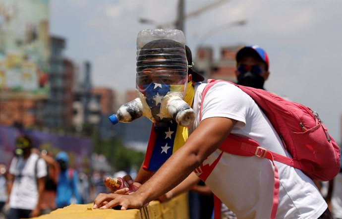 Manifestante con máscara antigás en Caracas