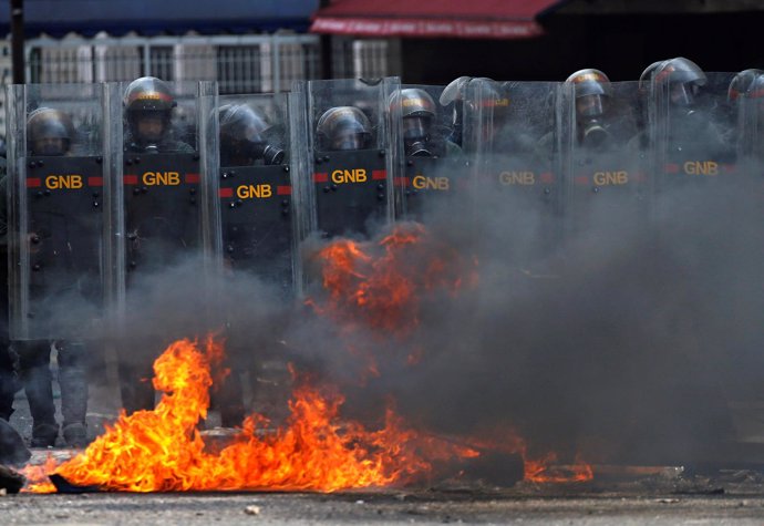 Policía antidisturbios en Caracas