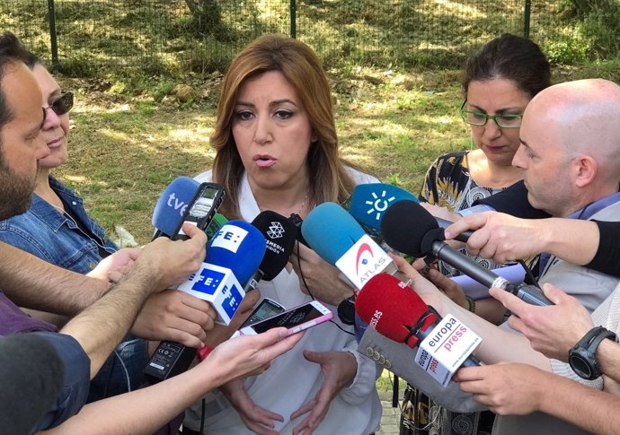 Susana Díaz con periodistas antes de visitar un centro de servicios sociales