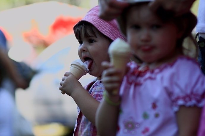 Niñas comiendo helado