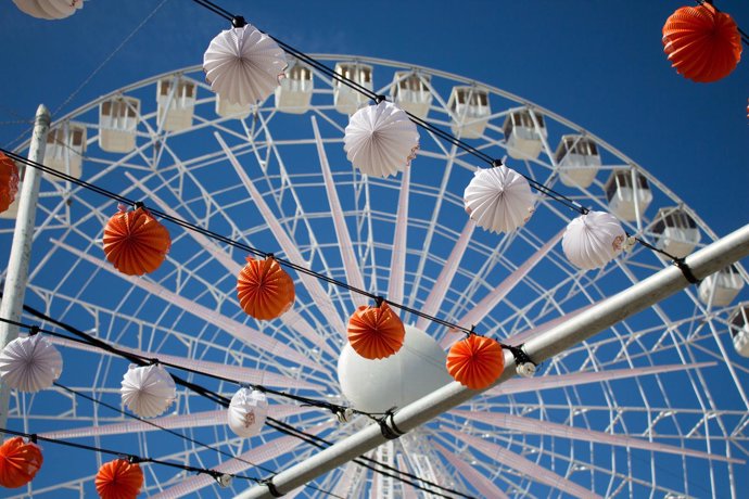 Farolillos de la Feria de Abril junto a la noria