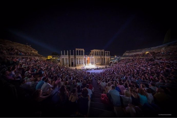 Teatro romano de Mérida lleno para ver 'La Asamblea de las Mujeres'