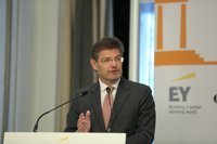 Catalá reitera su confianza en la Fiscalía y niega presiones por Lezo