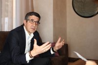 Patxi López acusa a Pablo Iglesias de buscar protagonismo y avisa que Rajoy no debe centrar las primarias