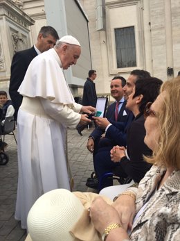 Acto de entrega de la vieira al Papa Francisco. 