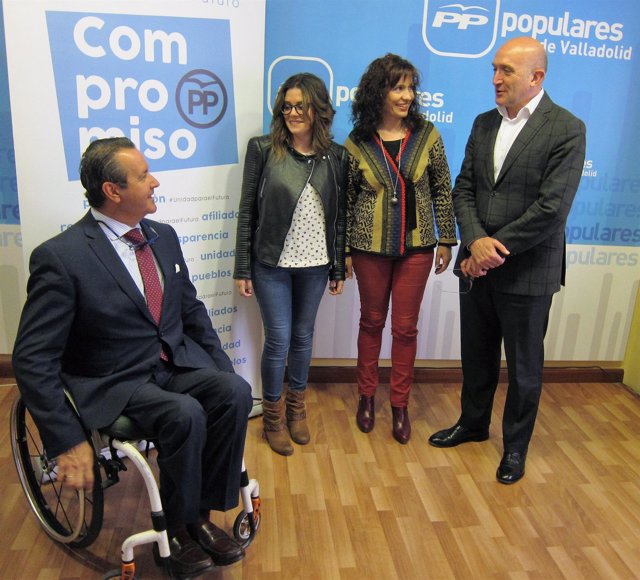 Carnero conversa con Ignacio Tremiño en la sede del PP de Valladolid