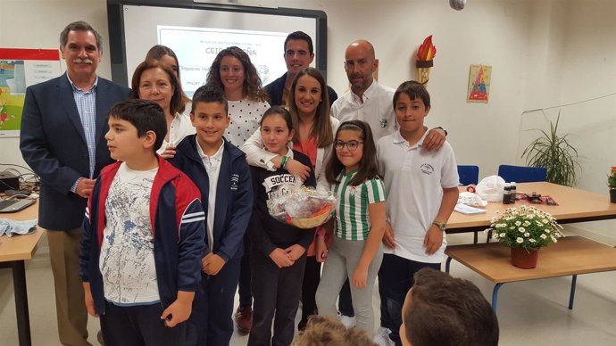 Ruiz con los conferenciantes y alumnos