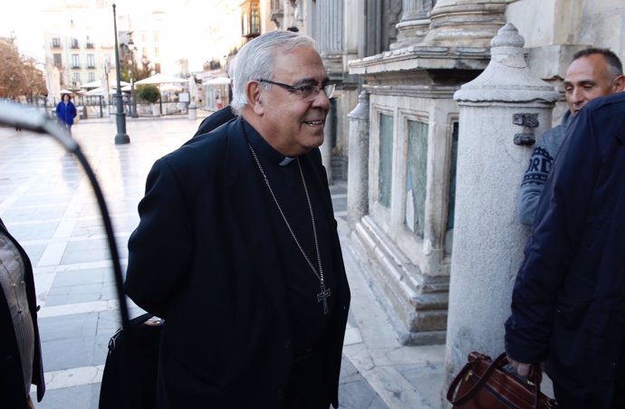 El arzobispo de Granada llega a los juzgados para declarar en el caso Romanones