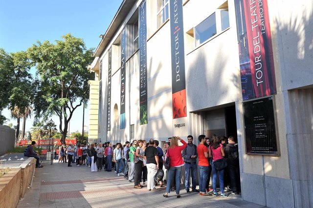 Colas en el Teatro Maestranza.