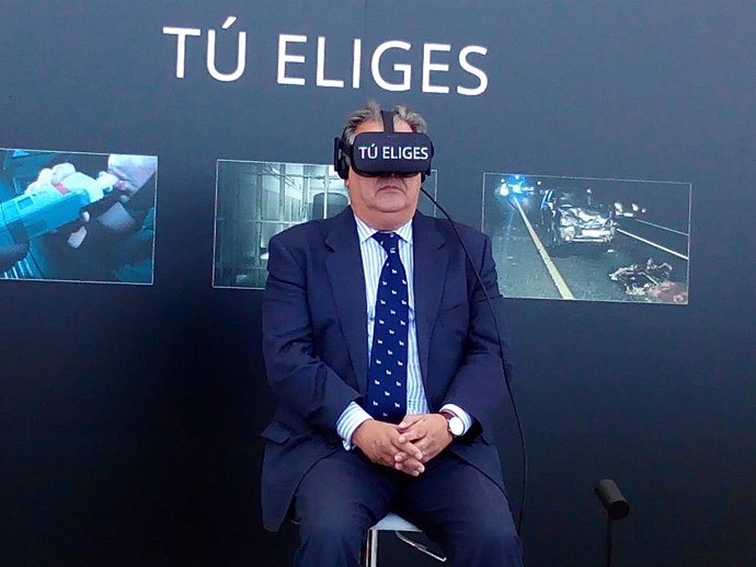 Juan Ignacio Zoido prueba las gafas de realidad virtual, campaña 'Tú eliges'