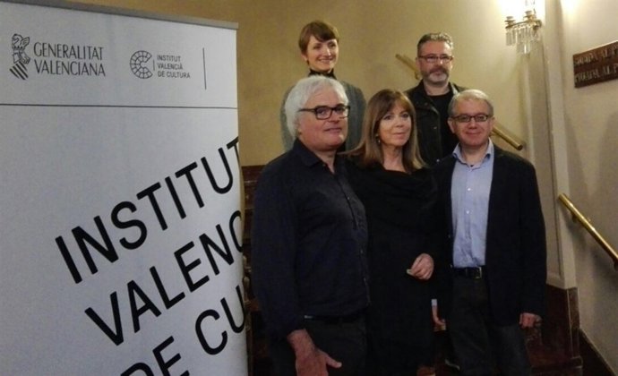 Maria del Mar Bonet, en el centro, en el Teatro Principal de València 