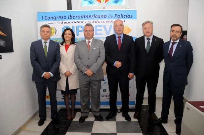 Autoridades durante la inauguración del acto