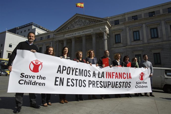 22/03/2017. Save The Children Se Reune Con Diputados Frente A La Puerta Del Cong