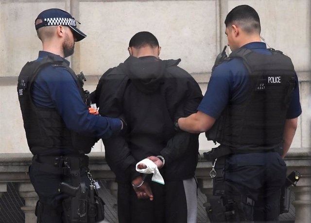 Cordón policial junto al Parlamento británico en Londres