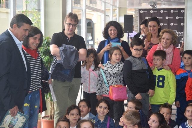 Encuentro con escolares en la Feria del Libro de Huelva. 