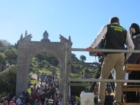 La Romería de la Virgen de la Cabeza en Andújar (Jaén) arranca con la tradicional ofrenda de flores