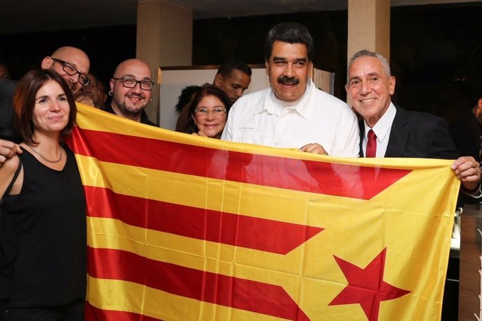El pte.De Venezuela Nicolás Maduro posa con una 'estelada'