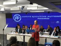 Cifuentes pide que se elija "con plena libertad y sin cortapisas" al sustituto de Aguirre, cuya dimisión "le honra"