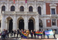 Dos centenares de personas censuran en la Plaza Mayor de Valladolid la presencia de un autobús de HazteOir en la ciudad