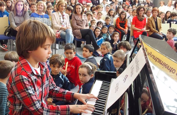 Gamarra visita escuela de música   