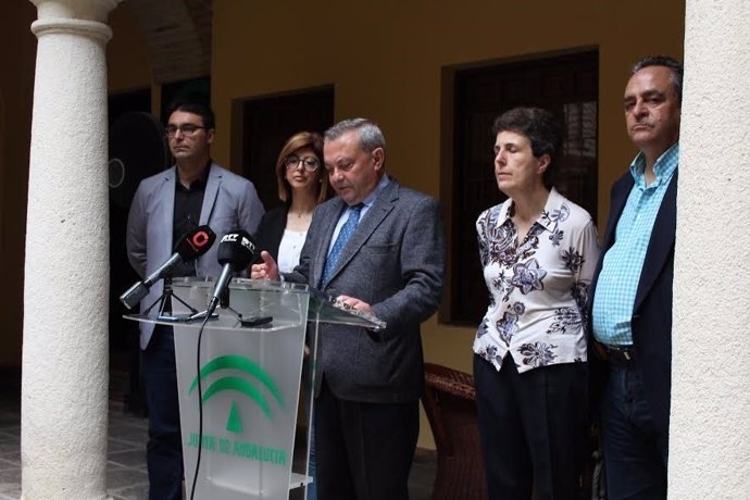 Alcalde (centro) presenta los actos de 'Patios de Cultura'