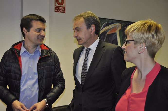 Rodríguez Zapatero y Óscar Galeano, en la sede del PSOE en Zaragoza