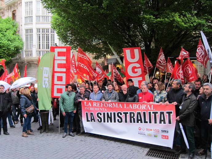 Concentración de partidos y sindicatos contra la precariedad laboral