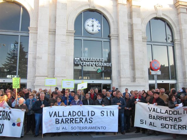                                Manifestación A La Puerta De La Estación