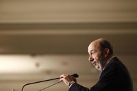 Rubalcaba, sobre la moción de censura anunciada por Iglesias: "¿Se ha creído que somos tontos? Trampas las justas"