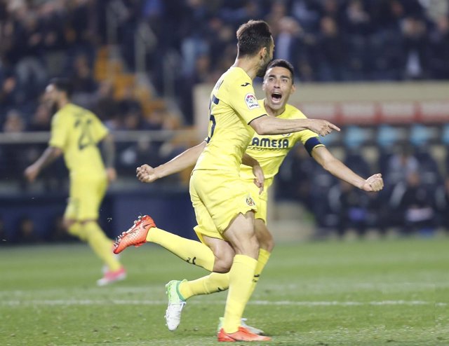 Adrián y Bruno Soriano se abrazan tras un gol del Villarreal