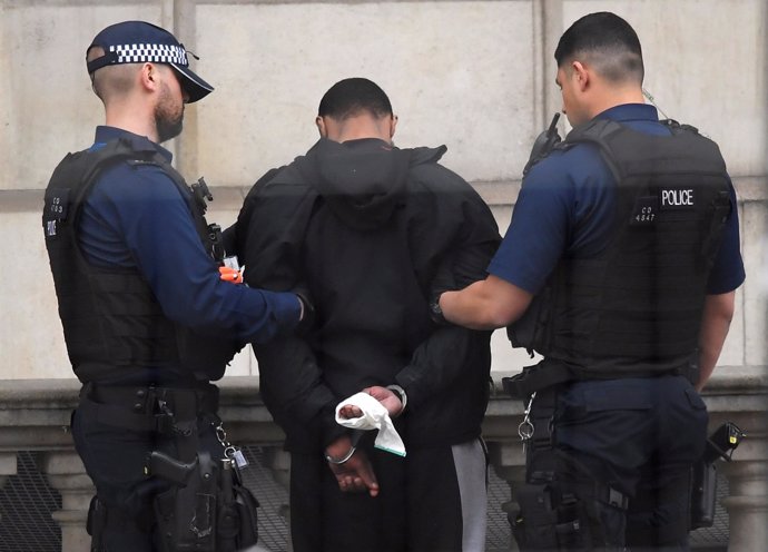 Detenido un hombre en las inmediaciones del Parlamento en Londres