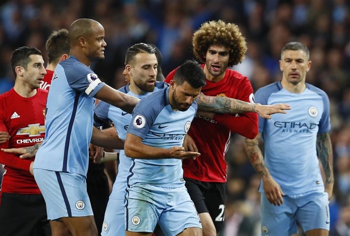 Agüero y Fellaini en el City-United