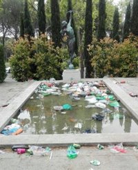La Complutense amanece llena de basura tras la celebración de San Cemento