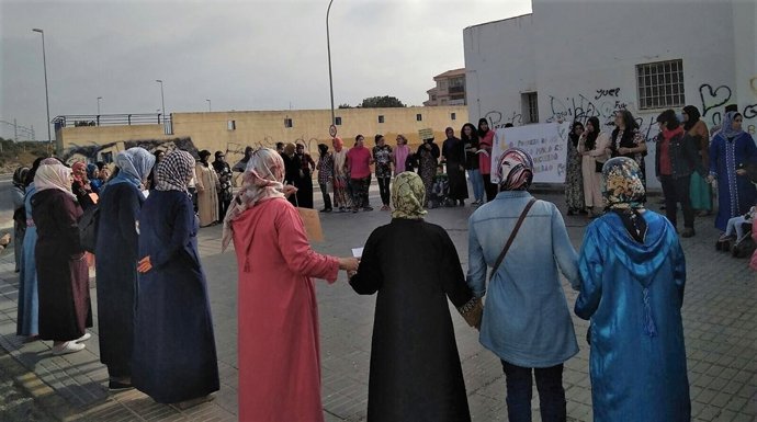 Mujeres se concentran por el deterioro de El Puche