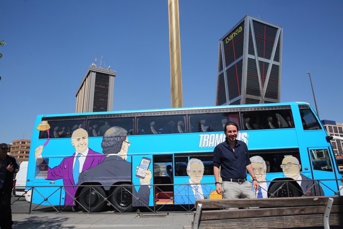 Pablo Iglesias nel tramabús de Podemos en Madrid
