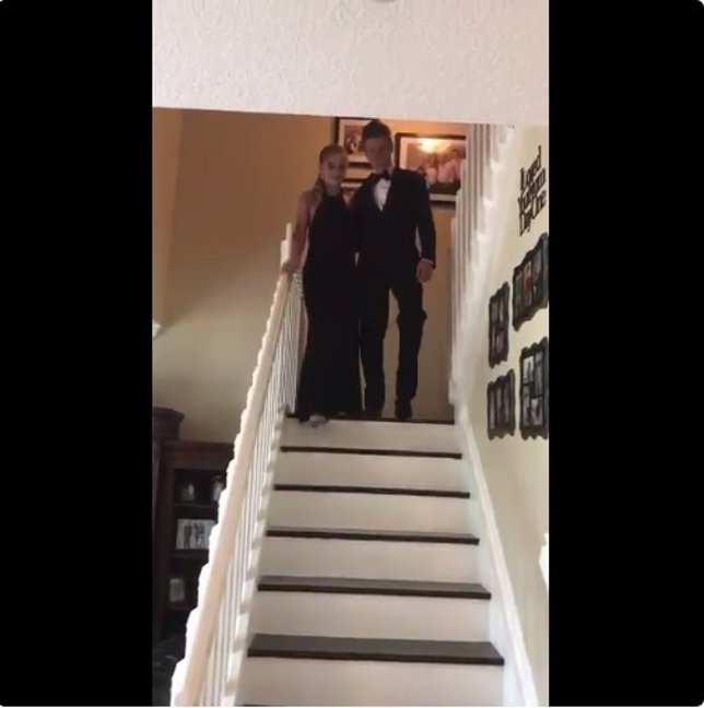 Entrada estelar fallida de un joven para el baile de promoción