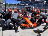 Ferrari empieza dominando en Sochi y Alonso esquiva los problemas
