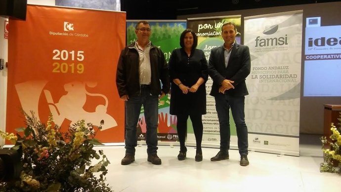 Amo, y responsables de Famsi y REAS, durante la inauguración del encuentro