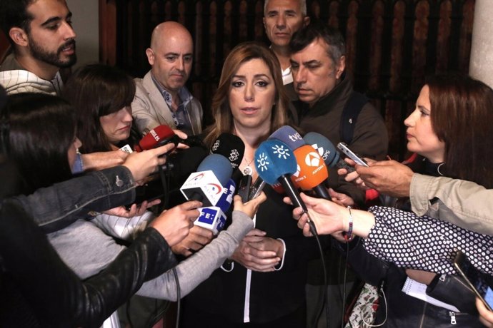Susana Díaz atiende a periodistas antes del Desayuno de Europa Press Andalucía