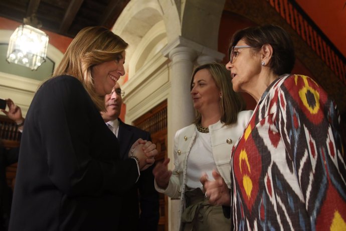 Susana Díaz charla con la presidenta del parlamento murciano, Rosa Peñalver