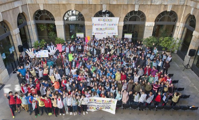 Imagen de grupo del acto celebrado en el Palacio de Navarra