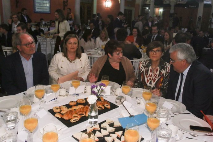 Rosa Peñalver, junto a Teresa Jiménez y Antonio Ramírez de Arellano