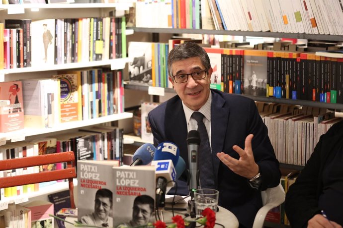 El aspirante a la secretaría general Patxi López presenta su libro